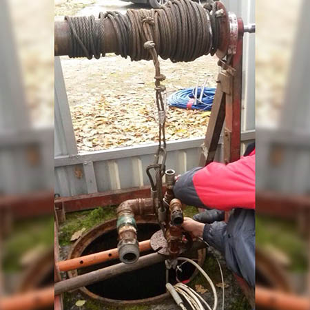 как достать насос из скважины